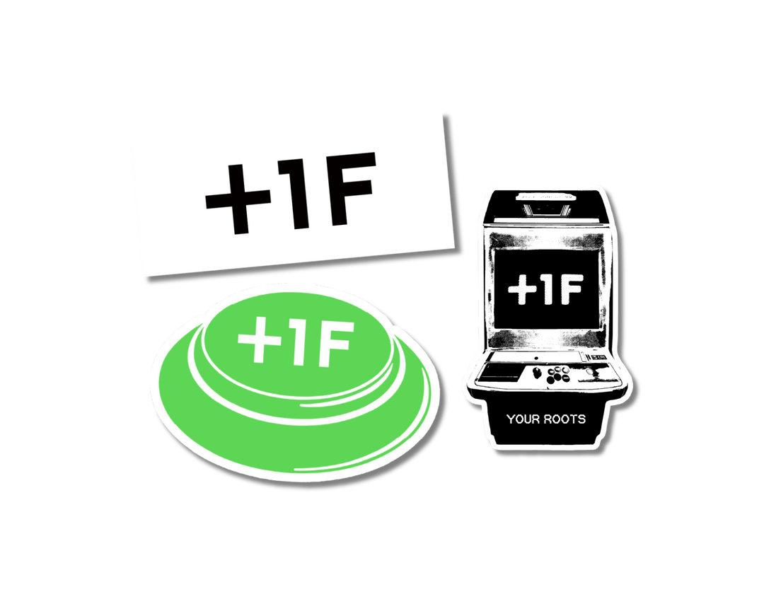 3枚のステッカーの写真。白地に黒文字の「+1F」のロゴ。緑色のアーケードコントローラーのボタン単体に「+1F」のロゴ。黒いアーケードゲームの筐体の画面には「+1F」の文字。