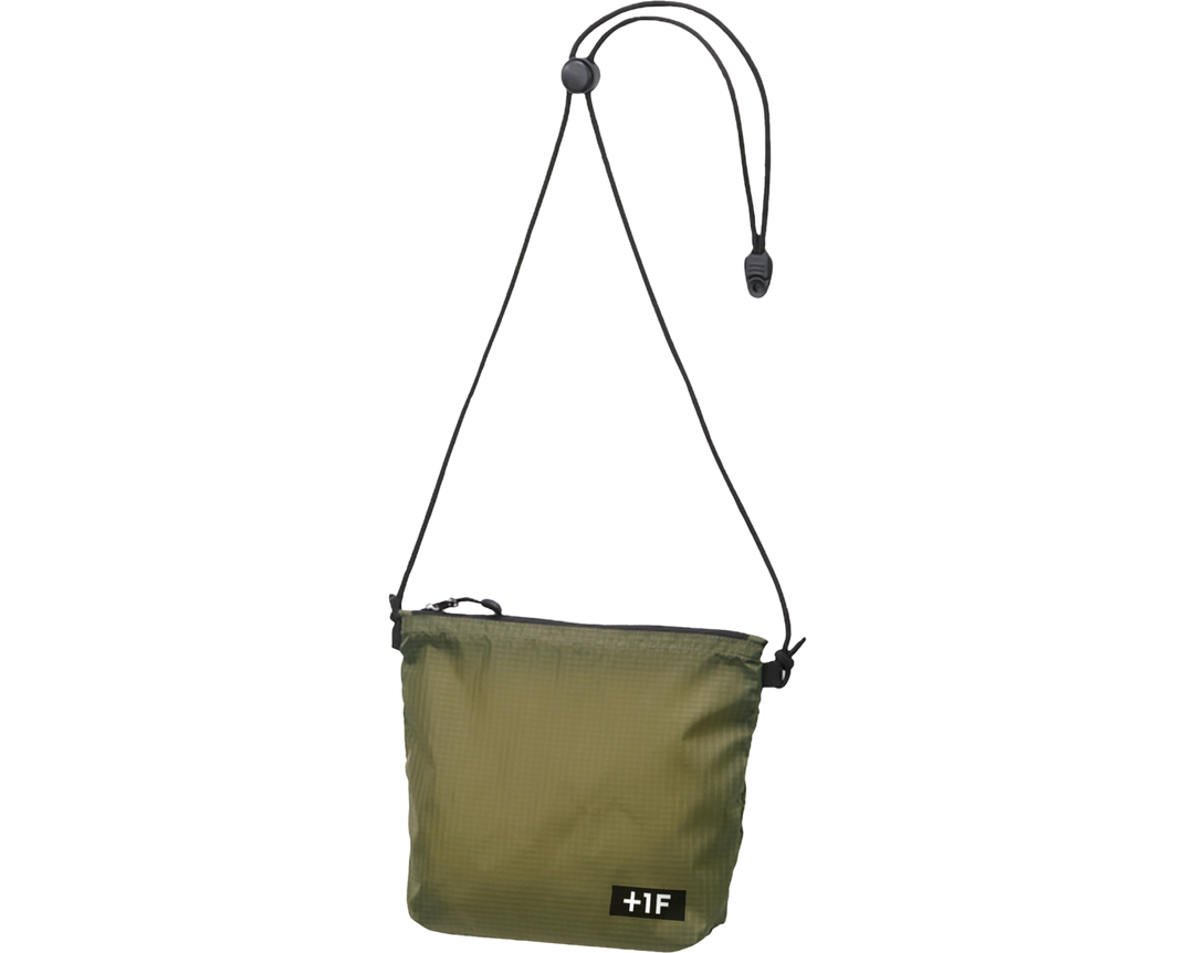 オリーブグリーンのサコッシュ。「+1F」のロゴが黒色でプリント。ストラップは長さ調節可能な仕様。
