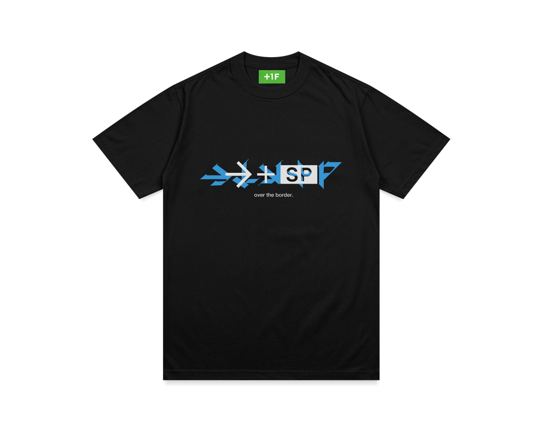 黒いTシャツの表面。胸元にプリントデザイン、青色のコマンド「→↓↘+P」の上から白色のコマンド「→+SP」が重ねられ、その下に「over the border.」の文字が入っている。襟タグは明るい緑色で白い「+1F」のロゴ入り。
