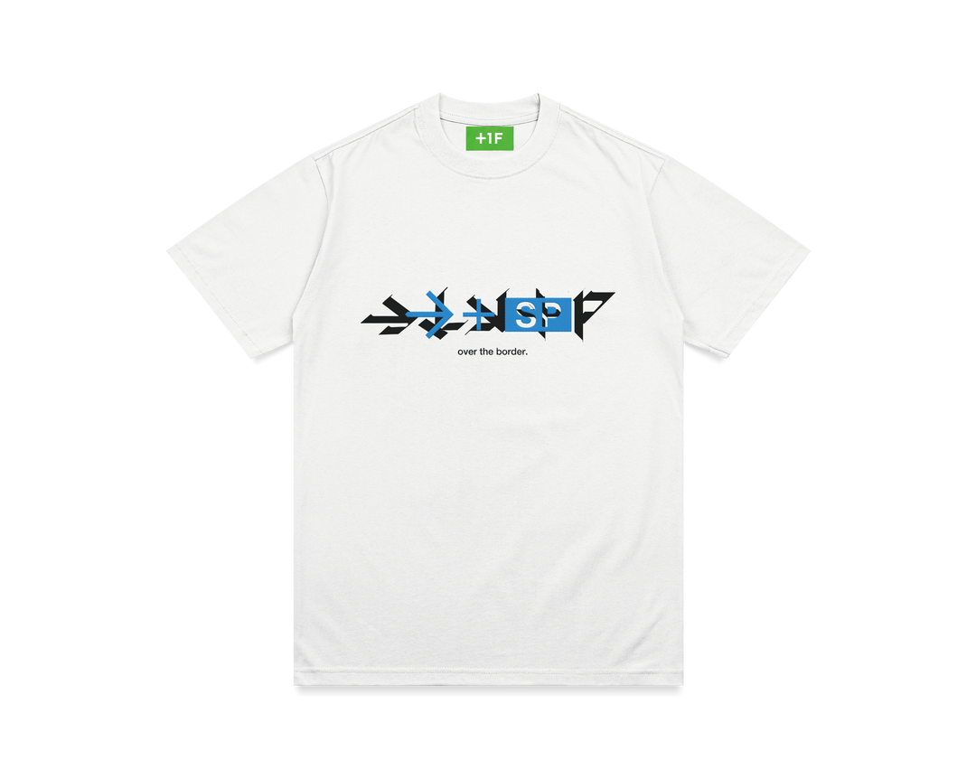 白いTシャツの表面。胸元にプリントデザイン、黒色のコマンド「→↓↘+P」の上から青色のコマンド「→+SP」が重ねられ、その下に「over the border.」の文字が入っている。襟タグは明るい緑色で白い「+1F」のロゴ入り。