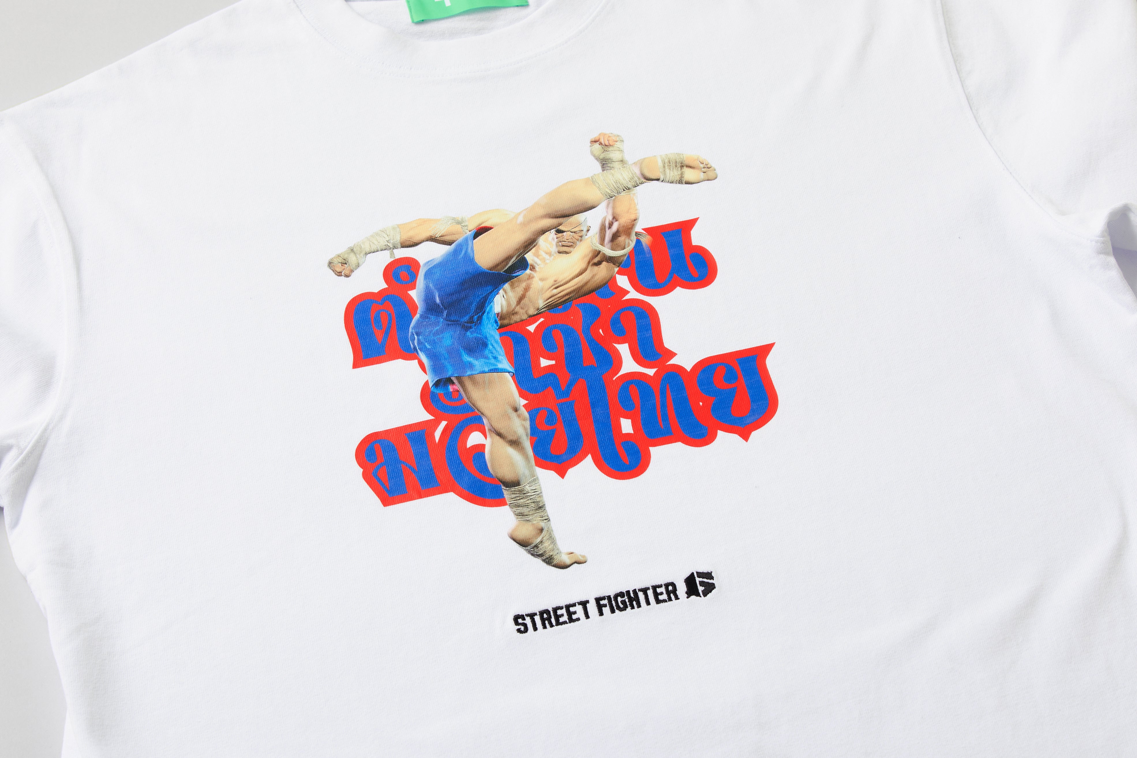 キックサガット　転写Tシャツ STREET FIGHTER 6 +1F SAGAT TEE / WHITE | ストリートファイター