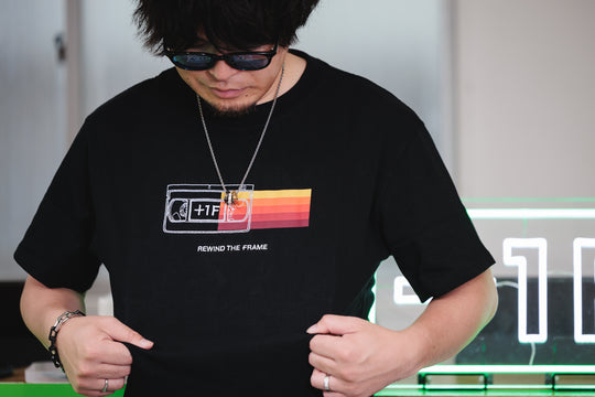 +1F REWIND THE FRAME TEE / BLACK