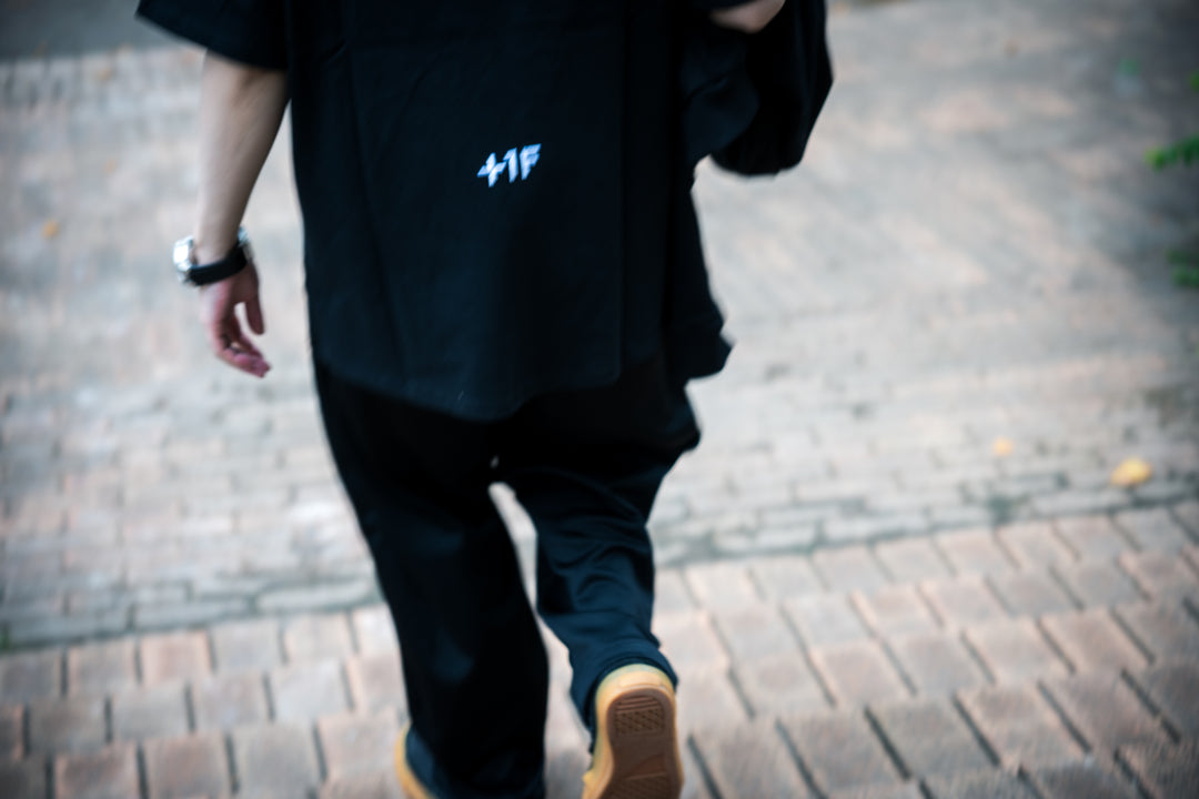 BUTTON LOGO TEE (NEW COLOR) /BLACK