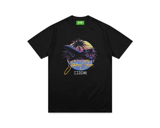 黒いTシャツの表面。中央に大きな飛行機のグラフィティ、その下にタイポグラフィされた「0回戦」の文字、上から「GAME OVER」の金色の刺繍重ねられたデザイン。襟タグは明るい緑色で白い「+1F」のロゴ入り。