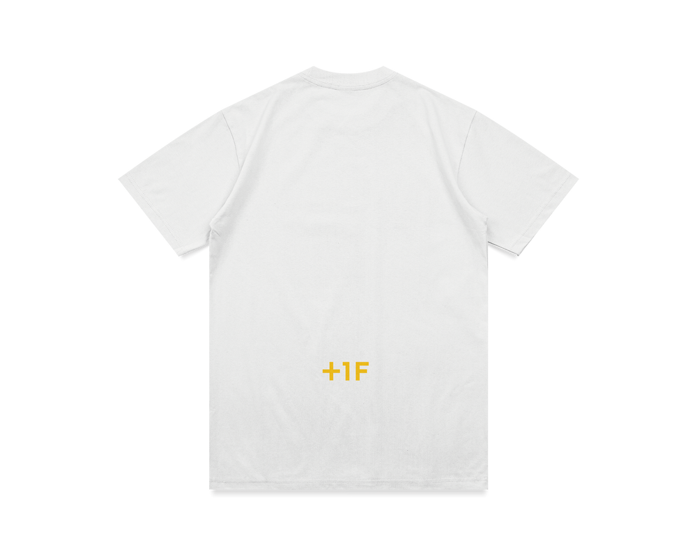 白いTシャツの背面。腰に「+1F」のロゴが金色で刺繍。