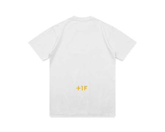 白いTシャツの背面。腰に「+1F」のロゴが金色で刺繍。