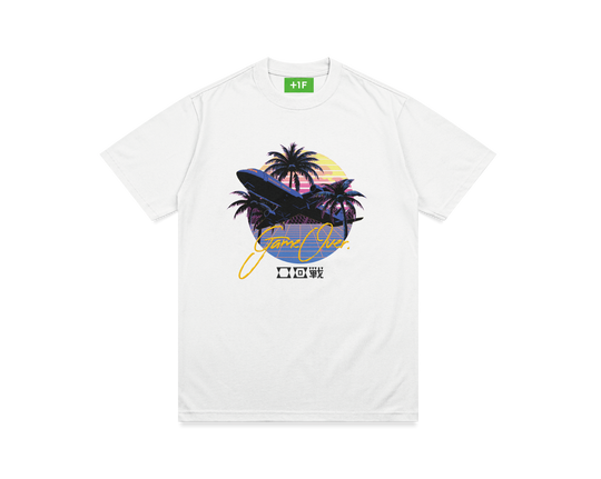 白いTシャツの表面。中央に大きな飛行機のグラフィティ、その下にタイポグラフィされた「0回戦」の文字、上から「GAME OVER」の金色の刺繍重ねられたデザイン。襟タグは明るい緑色で白い「+1F」のロゴ入り。