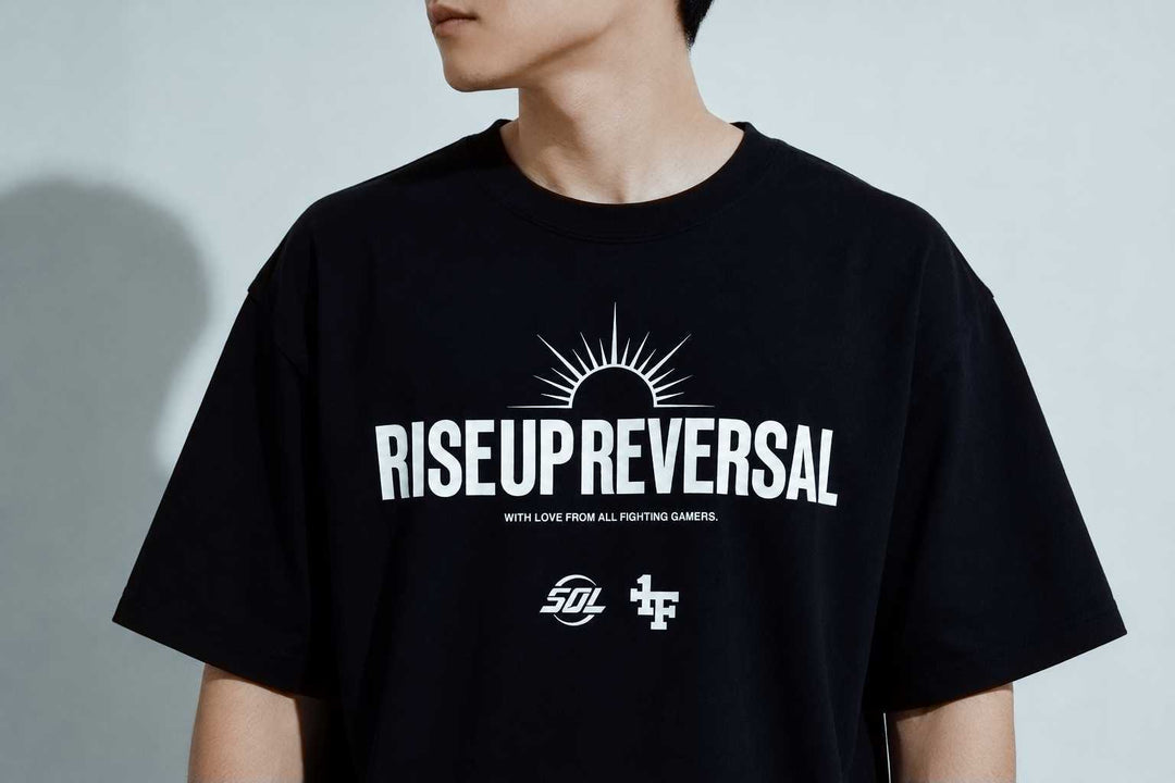 KUMAMOTO RISE UP REVERSAL TEE / BLACK